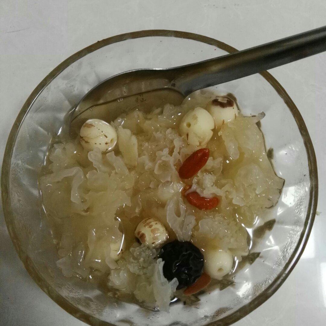 莲子银耳百合羹