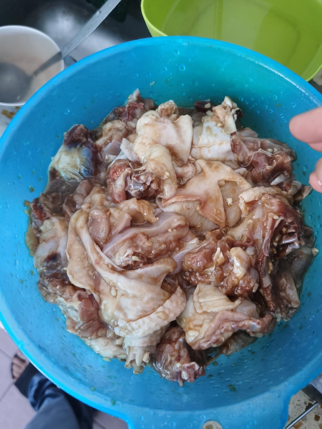 香味十足的沙姜鸡煲