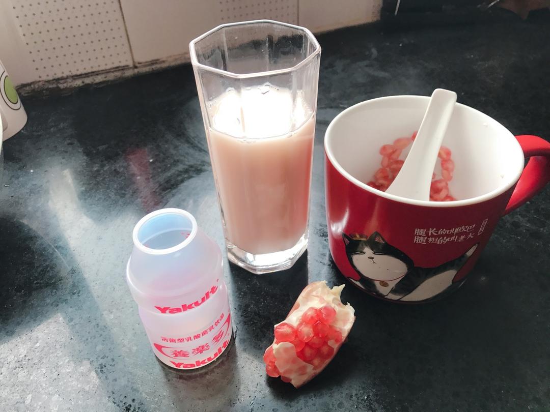 石榴养乐多-比得过喜茶