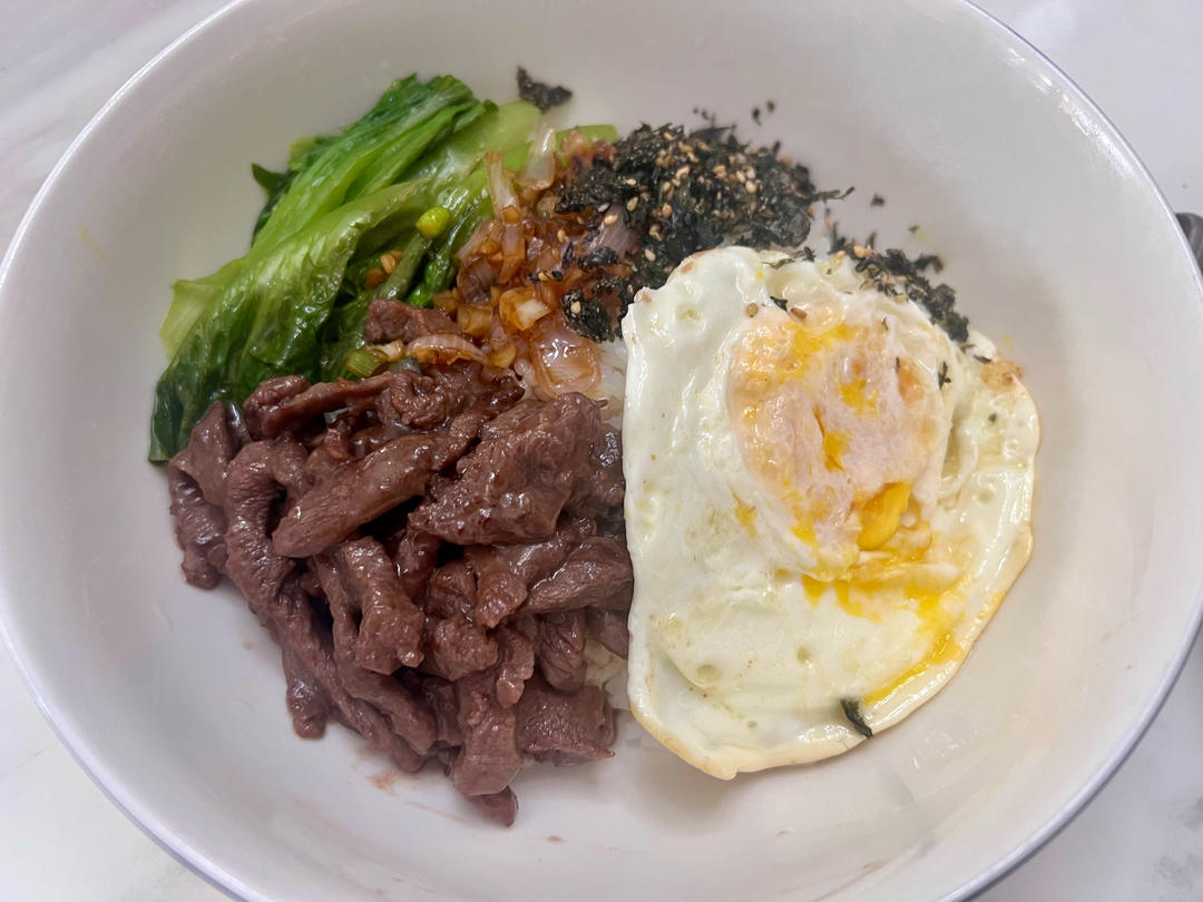 生菜牛肉拌饭