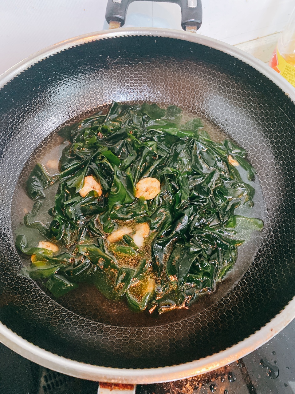 虾仁豆腐裙带菜汤🥣的做法 步骤4