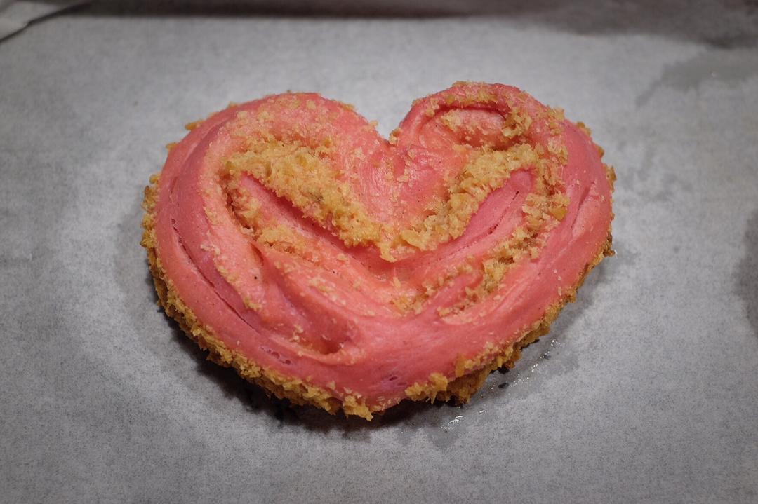 心形火龙果椰蓉面包