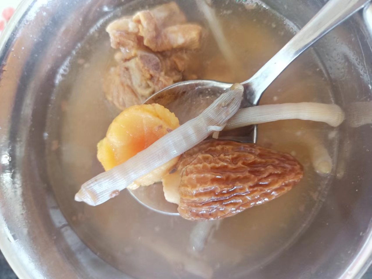 羊肚菌沙虫元贝排骨汤的做法