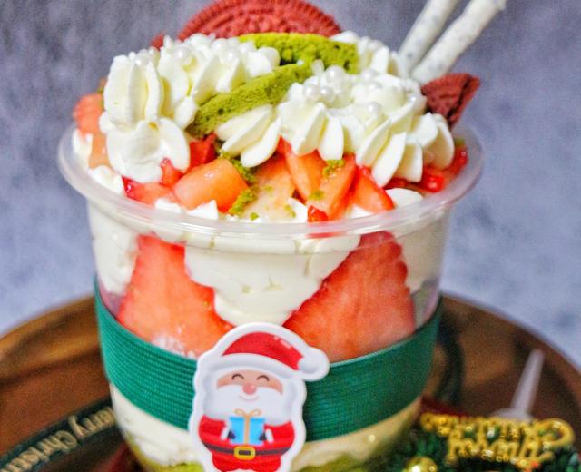 圣诞草莓波波杯的做法