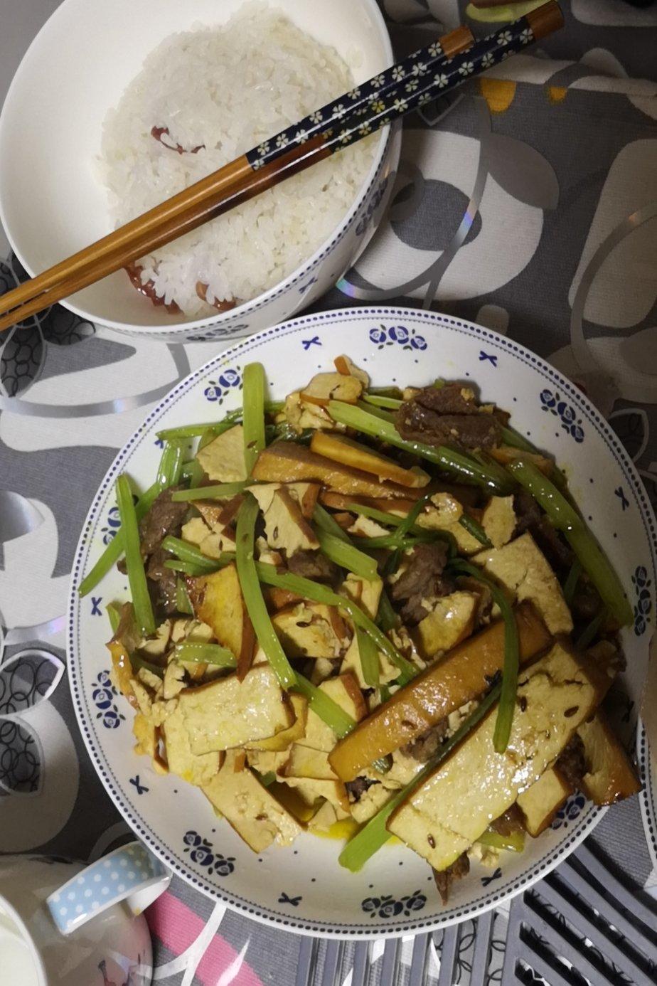 芹菜豆腐干炒肉丝