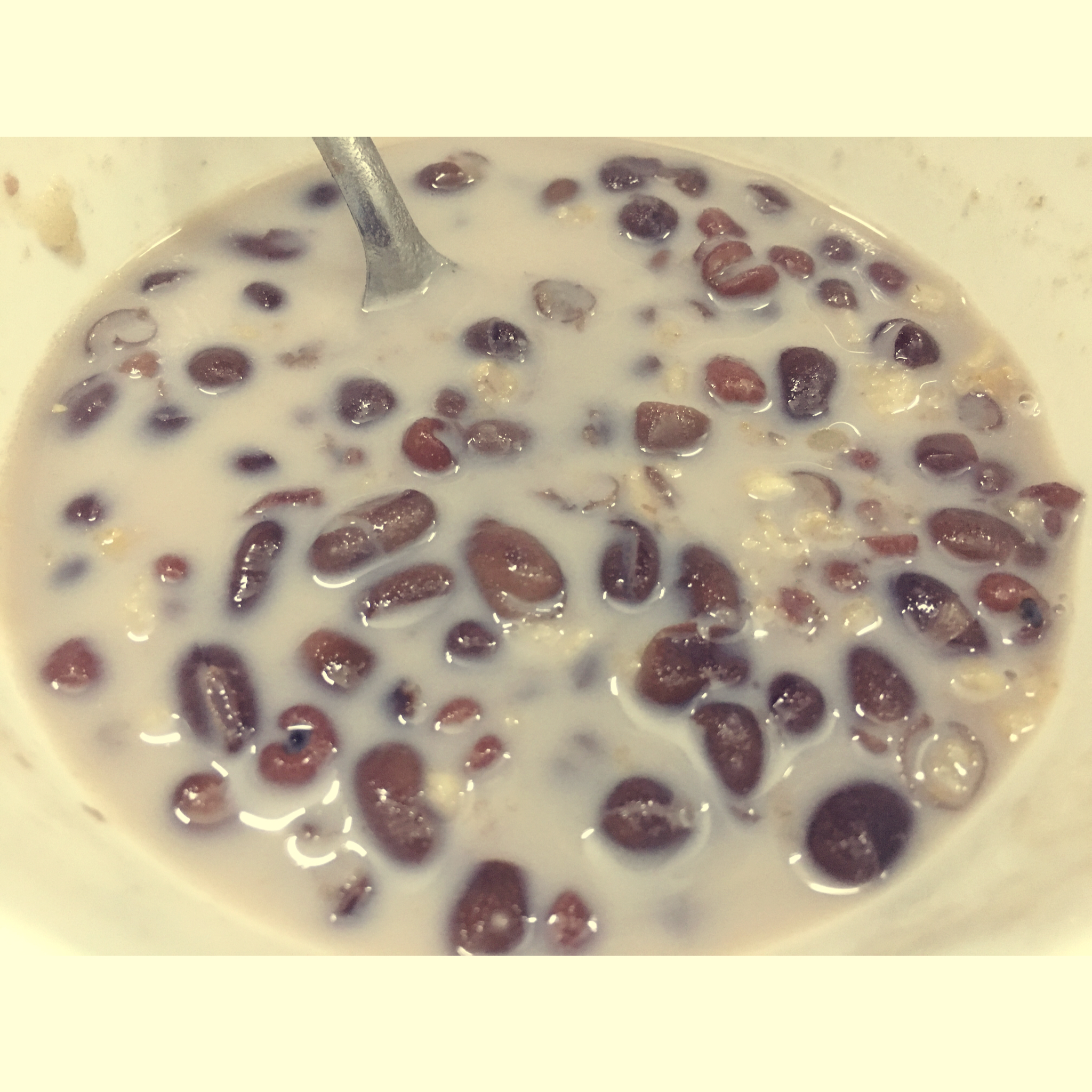 红枣红豆薏仁牛奶粥
