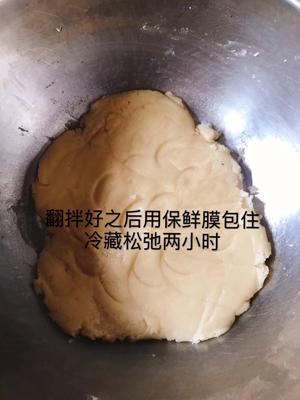 广式蛋黄莲蓉月饼50克的做法 步骤2