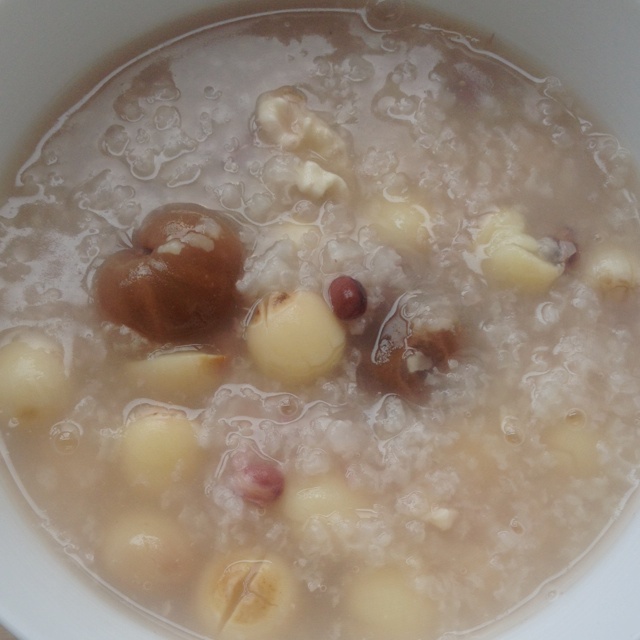 胖猫云做的核桃桂圆莲子粥blackricecongeewithlotusseedwalnutsand