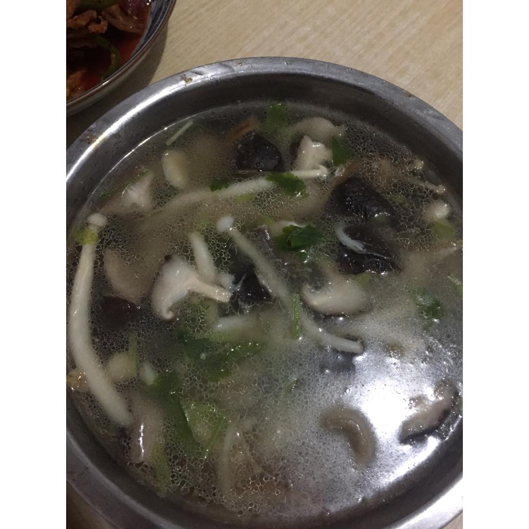 新鲜菌汤（蘑菇汤）