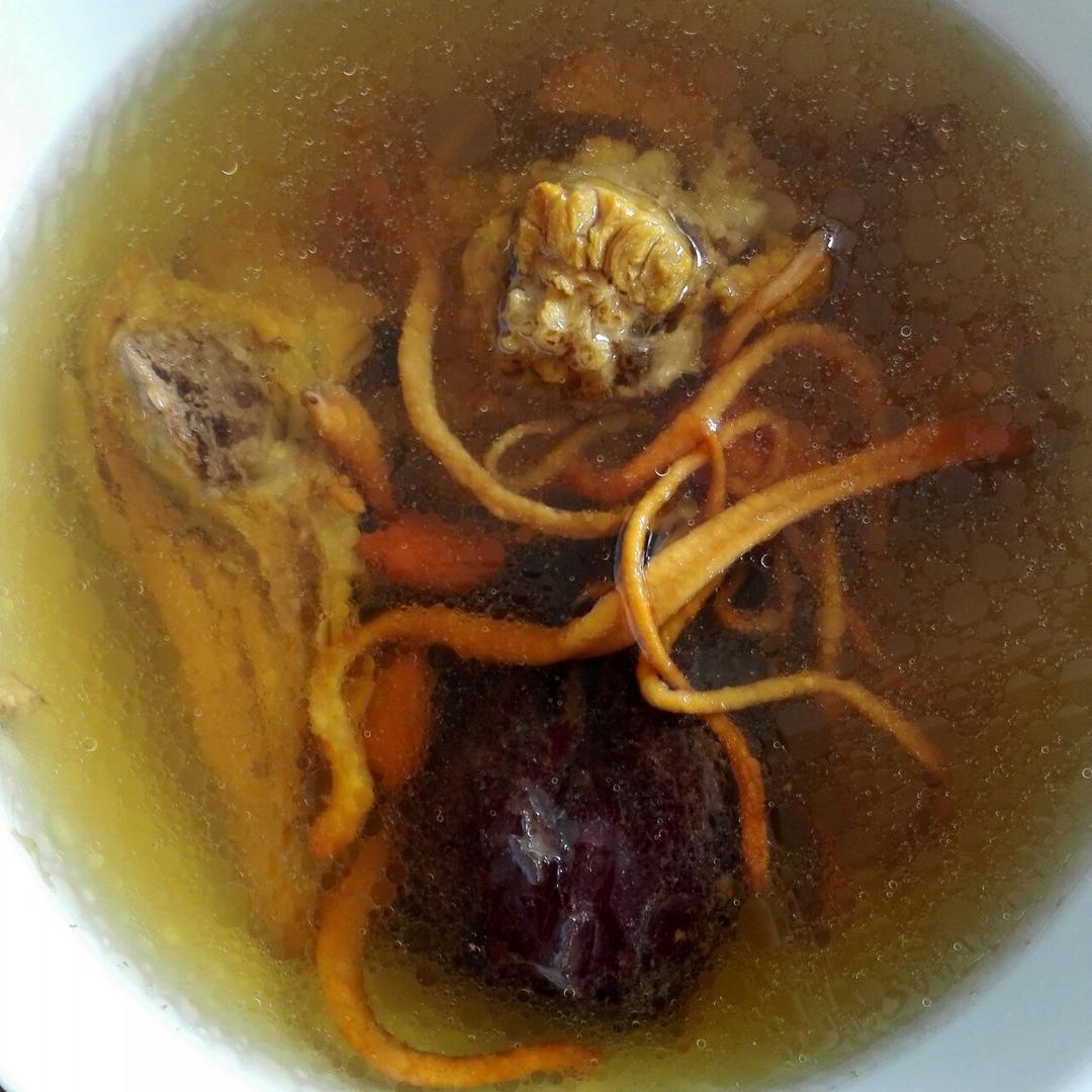 虫草花滋补鸡汤