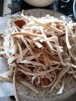 五花肉干煸茶树菇的做法 步骤2