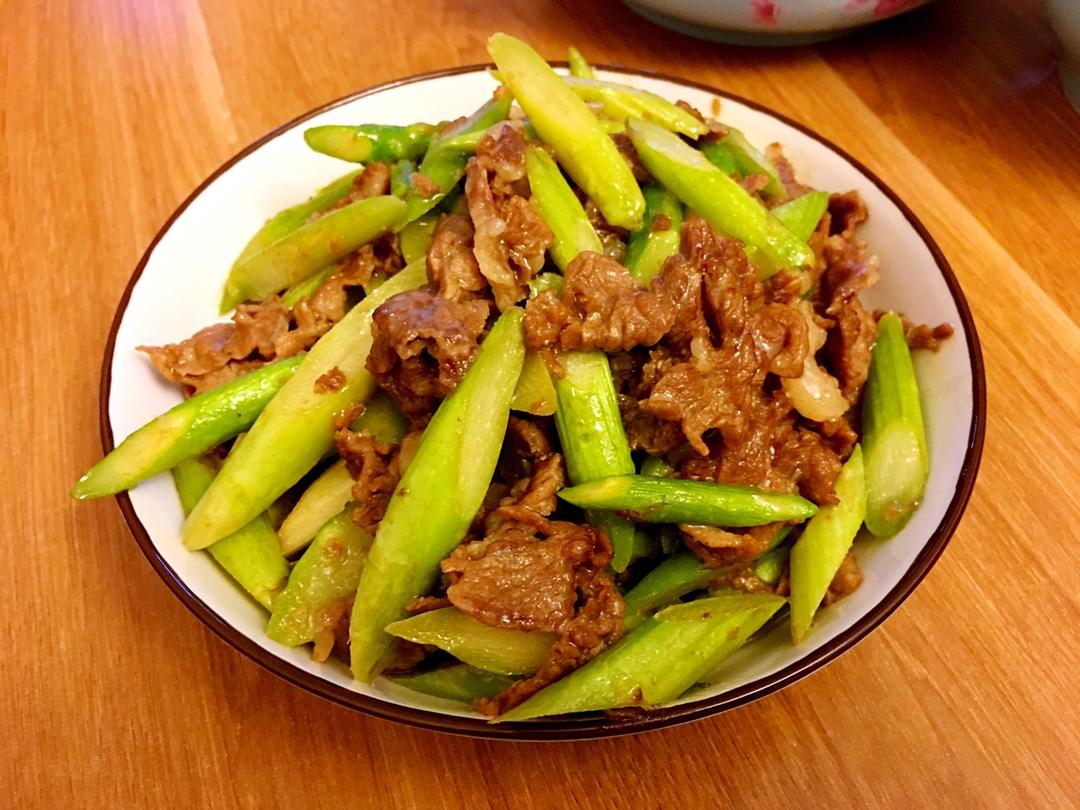 黑椒牛肉炒芦笋