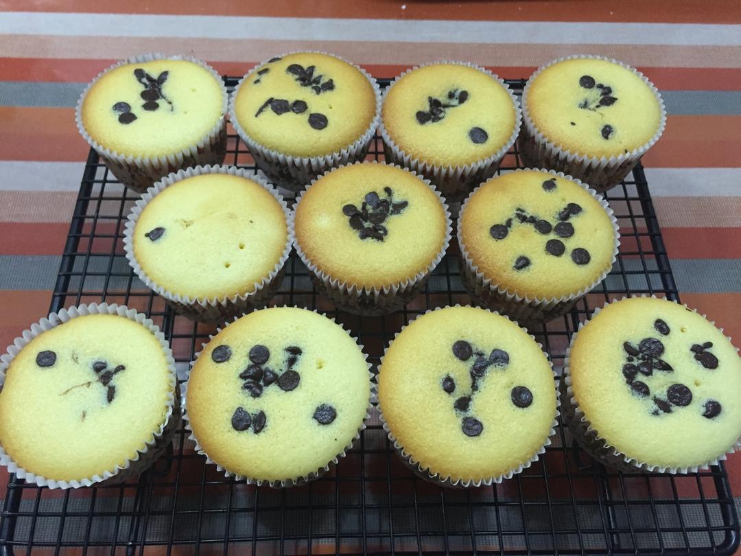 全蛋法打发原味海绵杯子蛋糕