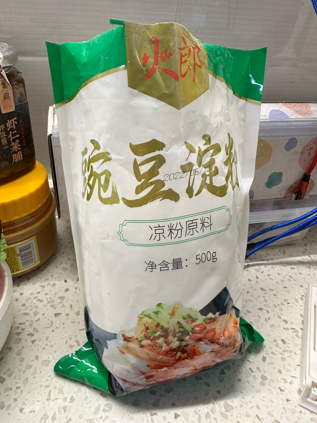 自制凉粉，含完全不同的两种口味料汁