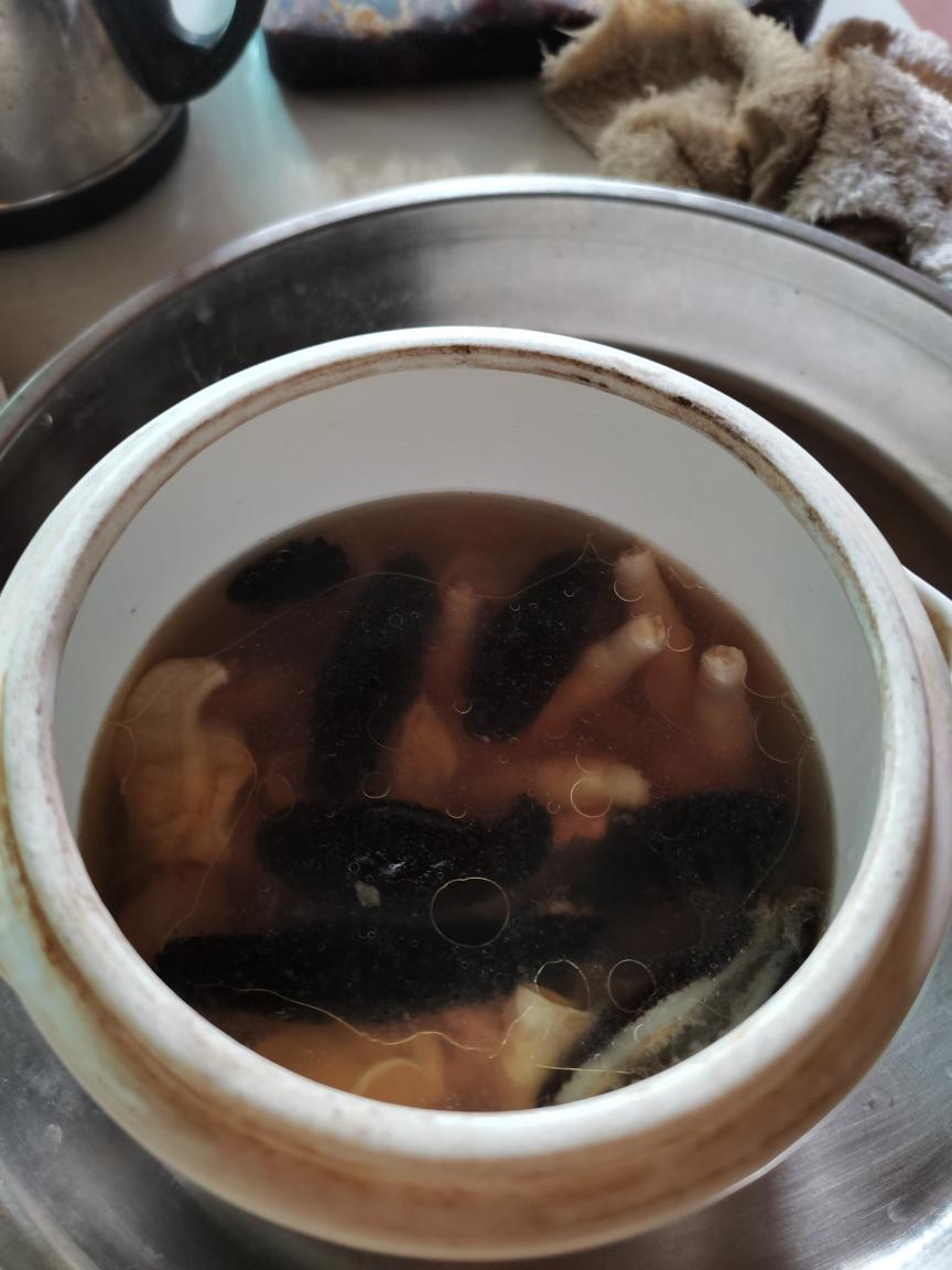 花胶海参汤的做法