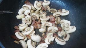 培根芦笋炒口蘑的做法 步骤5