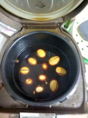 电饭煲五香茶叶蛋的做法 步骤2