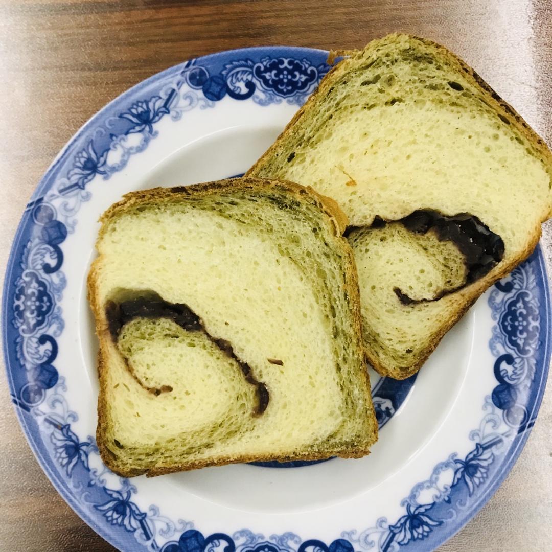 清香柔软的抹茶红豆吐司