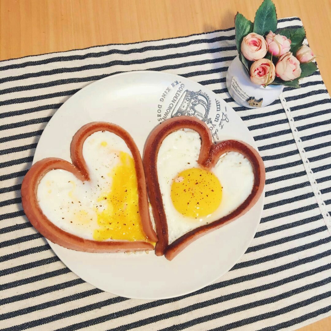 心形香肠荷包蛋