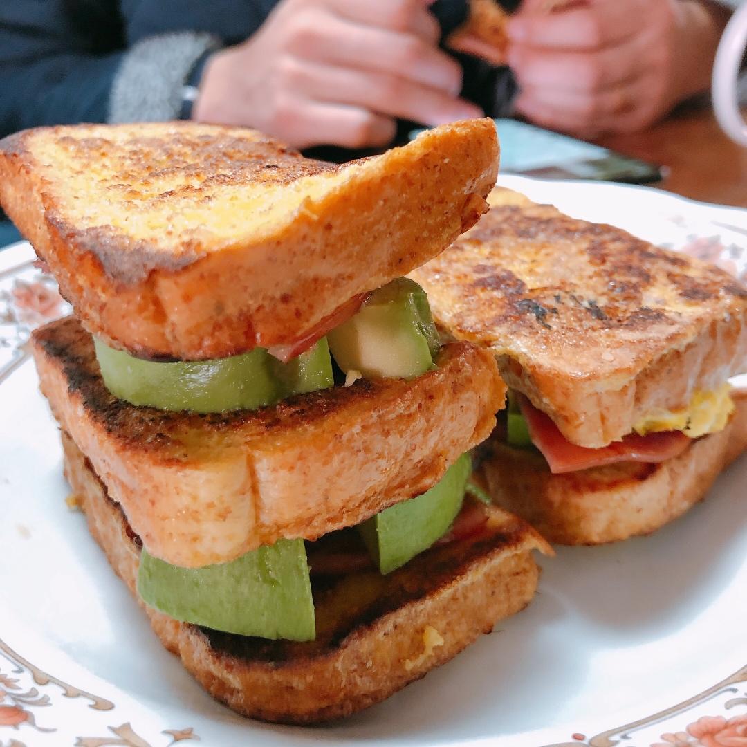 鲜嫩的鸡蛋吐司小方早餐