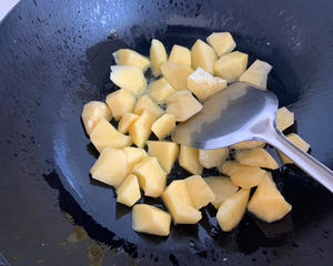 小鲍鱼烧土豆的做法 步骤2