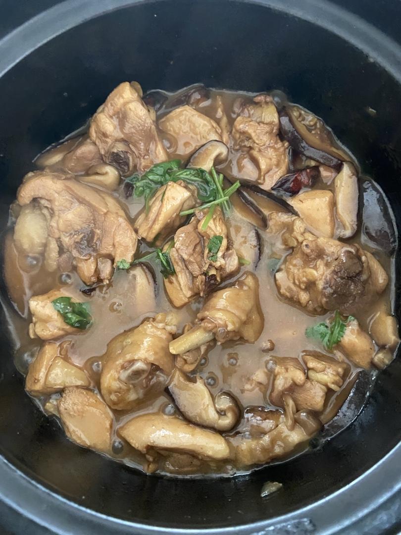十几年不吃鸡肉的人吃了一盘子的小鸡炖香菇