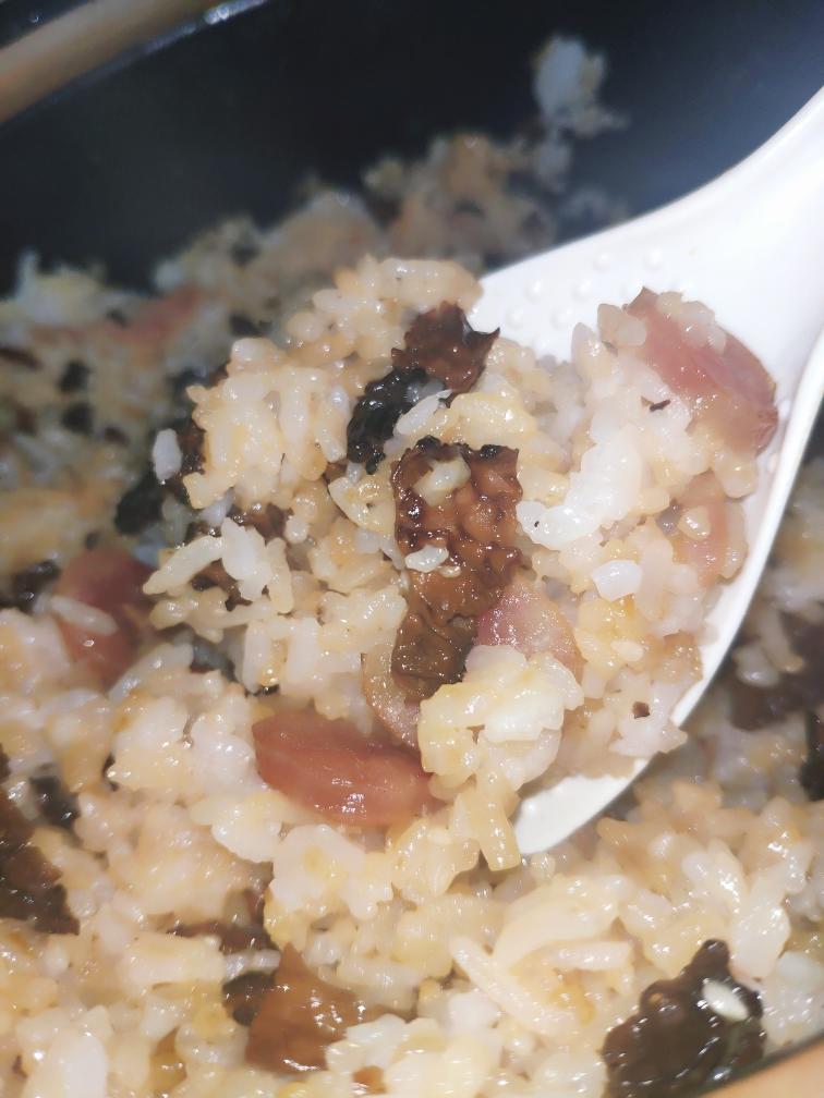 羊肚菌腊肠砂锅饭饭