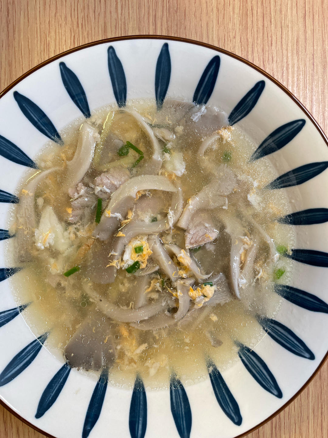 10分钟鲜掉眉毛的平菇肉片汤