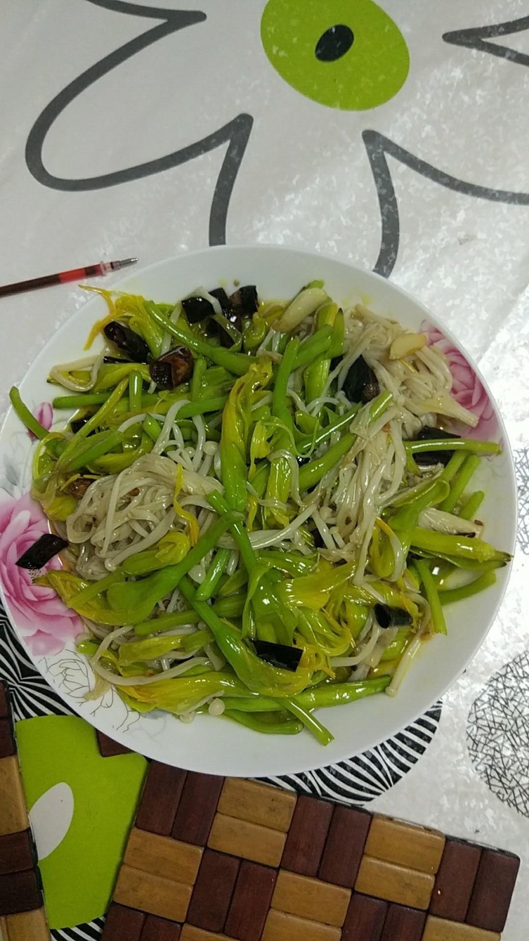 黄花菜炒金针菇的做法