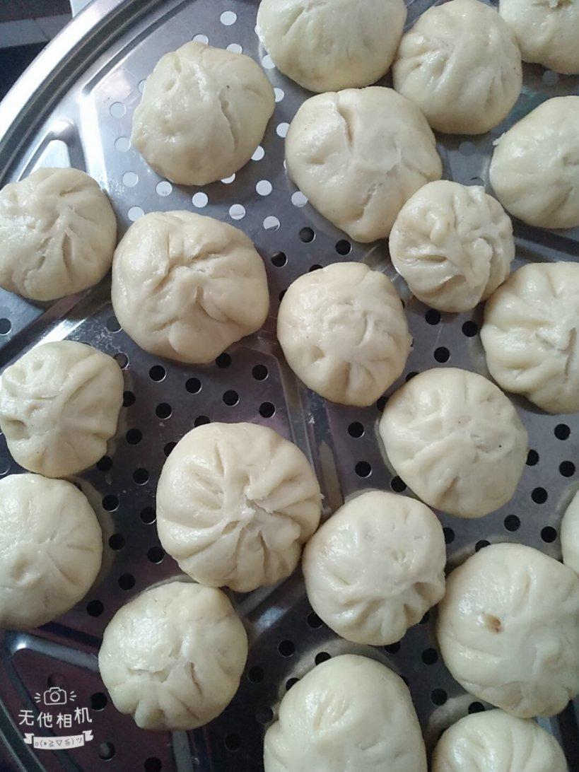 松软多汁的肉包子