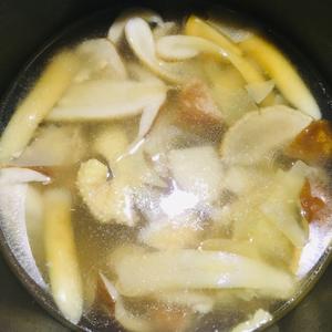 鲜姬松茸冬笋鸡汤的做法 步骤5