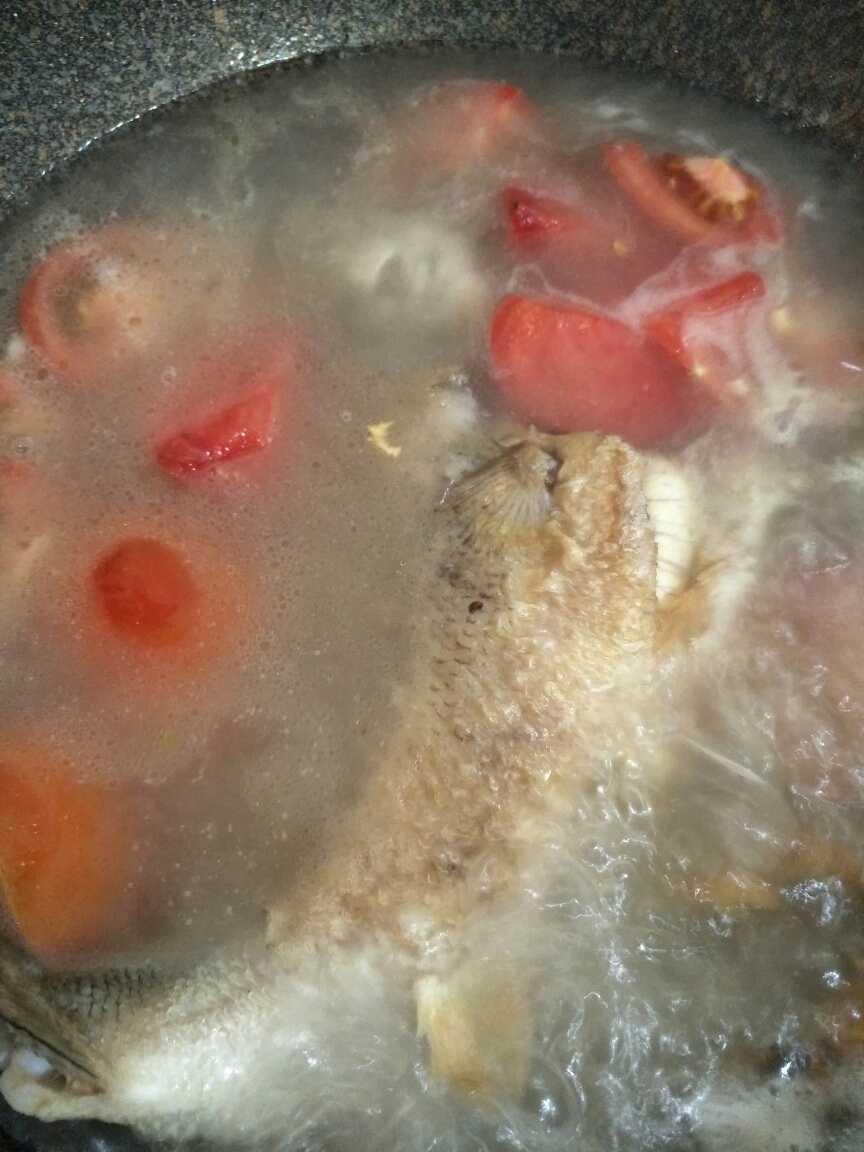 番茄鲈鱼汤的做法 步骤5