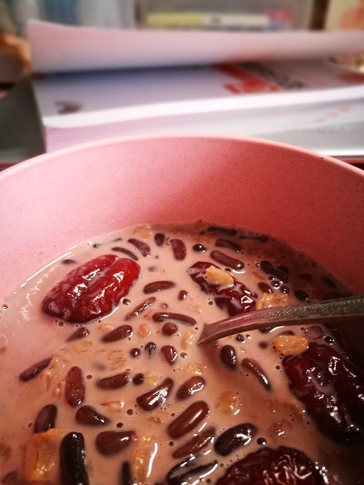 红枣红豆薏仁牛奶粥