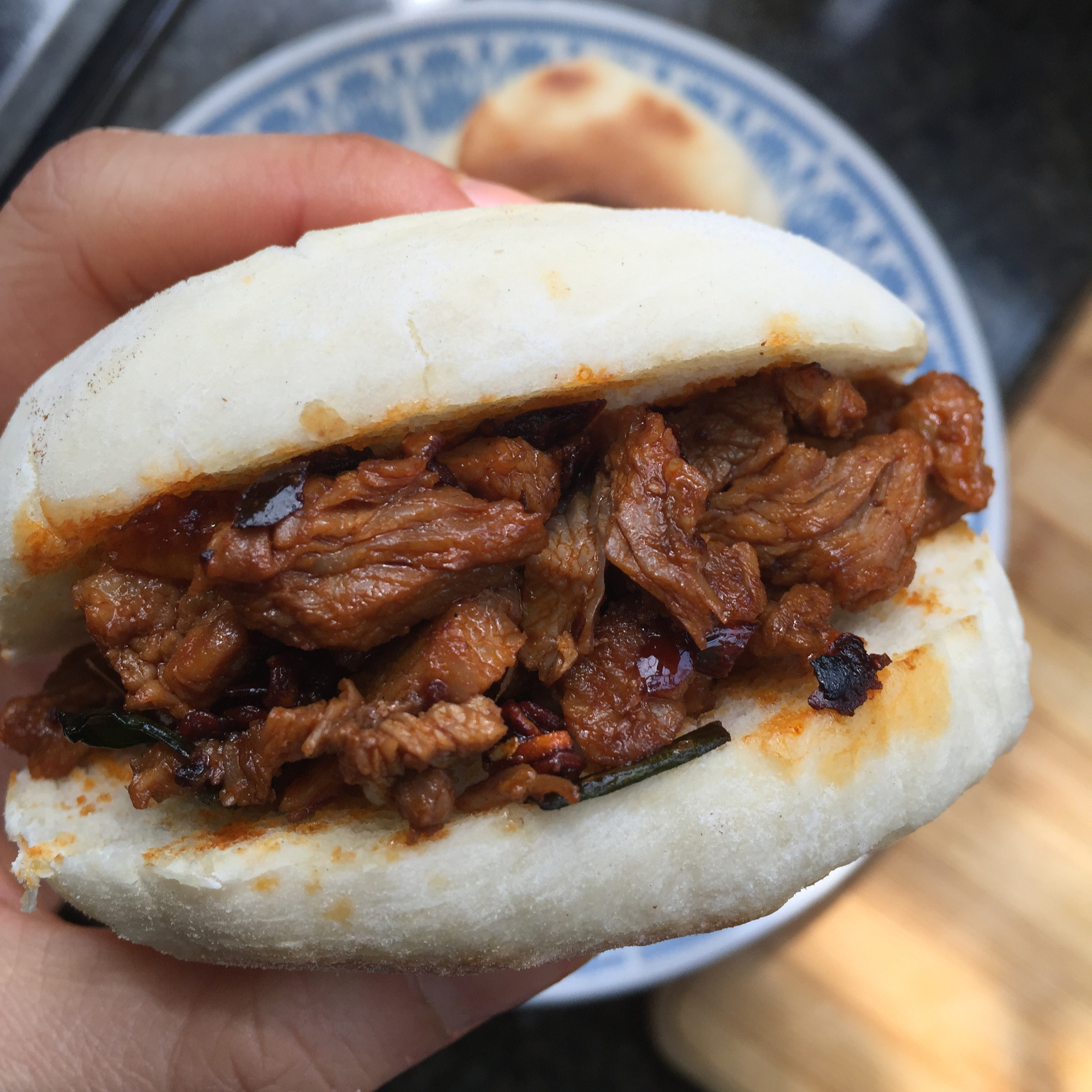香辣辣的腊汁肉夹馍