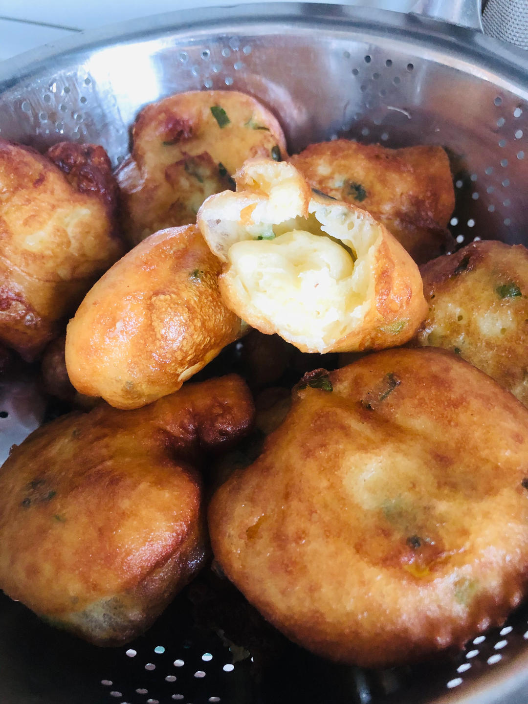 😋小屁孩们停不下来的炸葱油饼👀