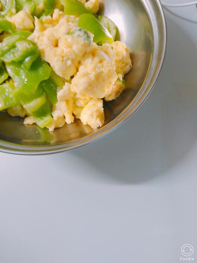 【一人食电煮锅食谱4】蒸饺+青椒鸡蛋+大米粥的做法