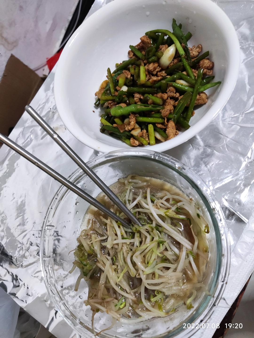 不爱吃鸡肉也会喜欢的：蒜薹炒鸡胸肉