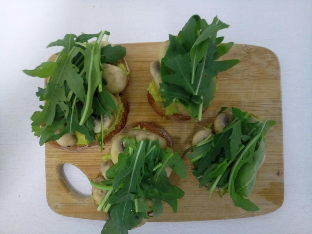 牛油果芝麻菜蘑菇三明治