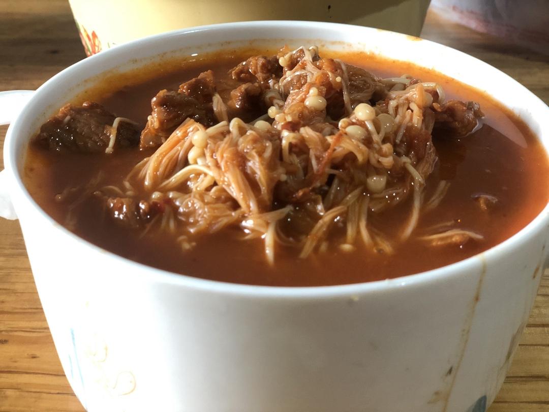 酸汤泡菜牛肉锅