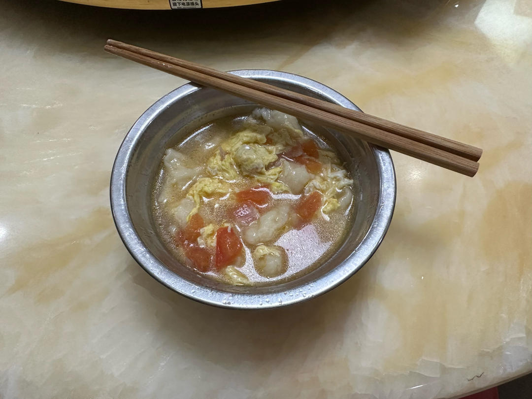 面片汤，面片爽滑筋道又柔软，汤汁鲜美