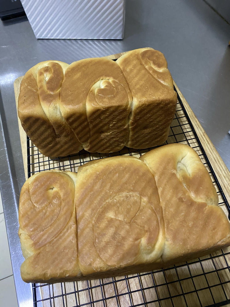 lucy何小美做的厨师机版吐司面包的制作