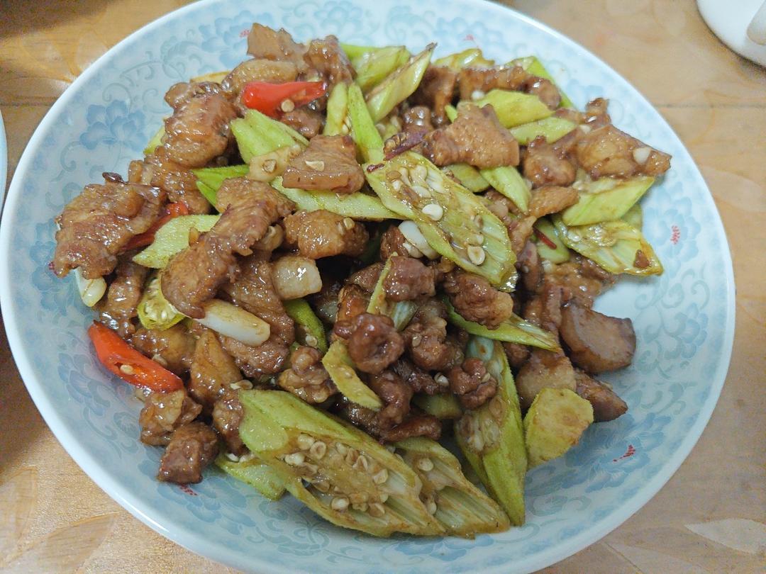 超级下饭的秋葵小炒肉