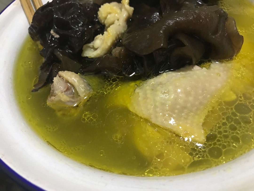 黑木耳炖鸡汤