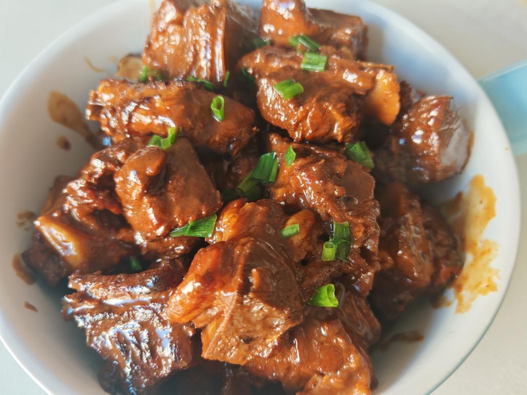 葱烧排骨的秘诀当然就在葱啦！这味道也太高级了