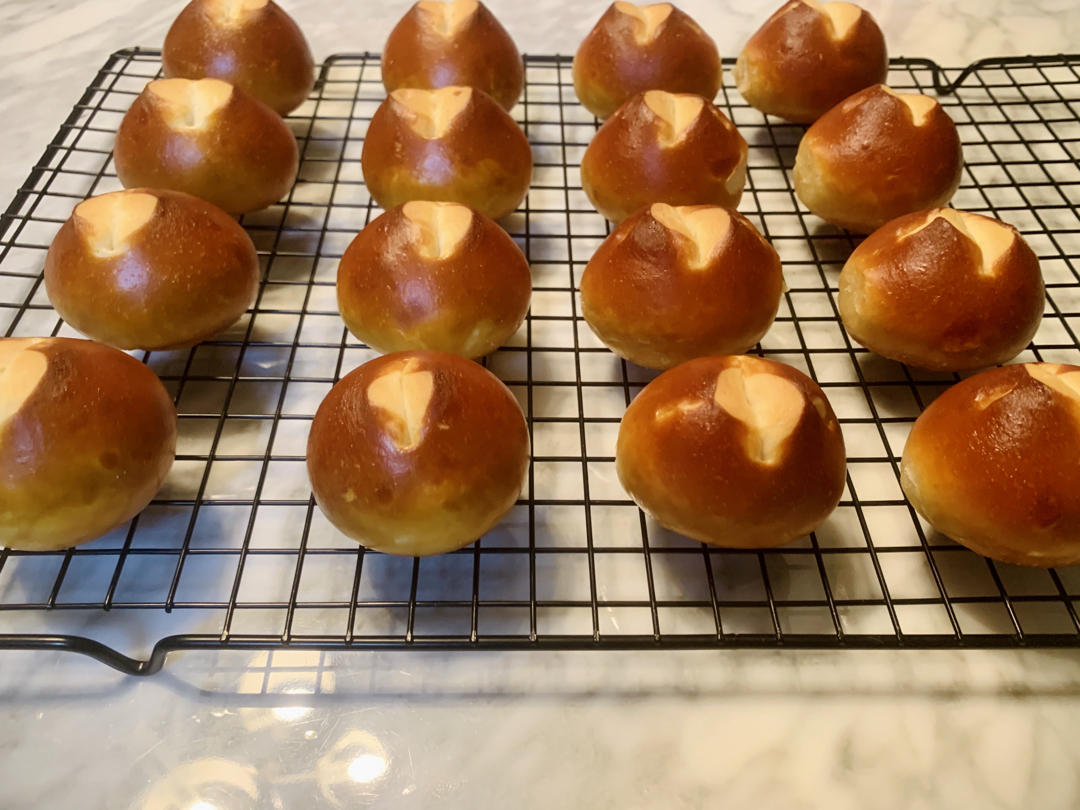 一口一个的奶酪小碱水球