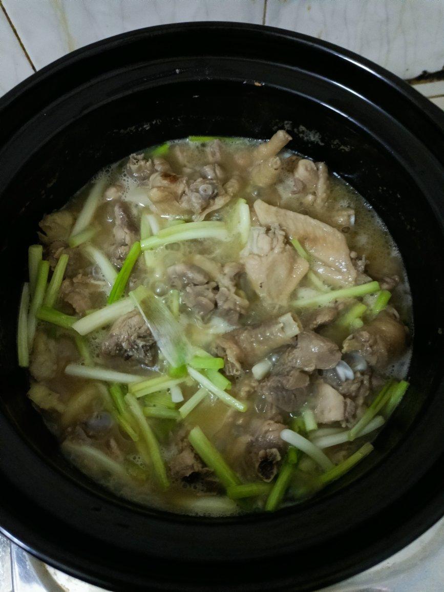 香味十足的沙姜鸡煲