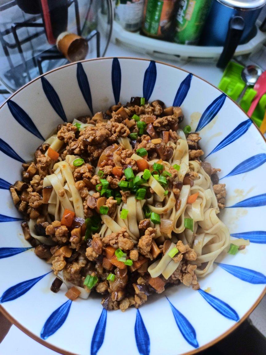 香菇肉酱面