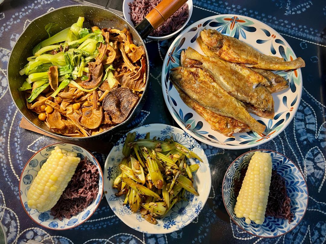 葡萄干混合种籽炒芹菜（Celery with raisins & super seeds）