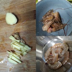 海鲜（鲜虾）砂锅粥的做法 步骤2