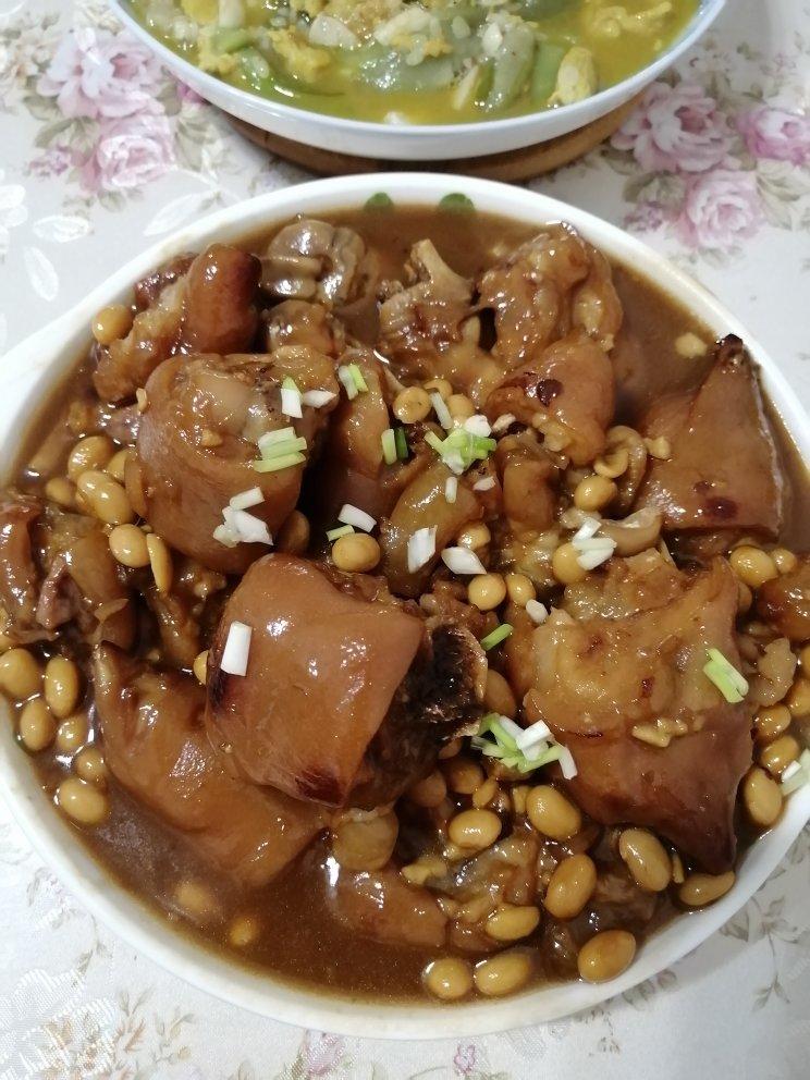 流口水的黄豆炖猪蹄